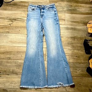 Light washed kancan bootcut jeans. Size 27. Barley worn.